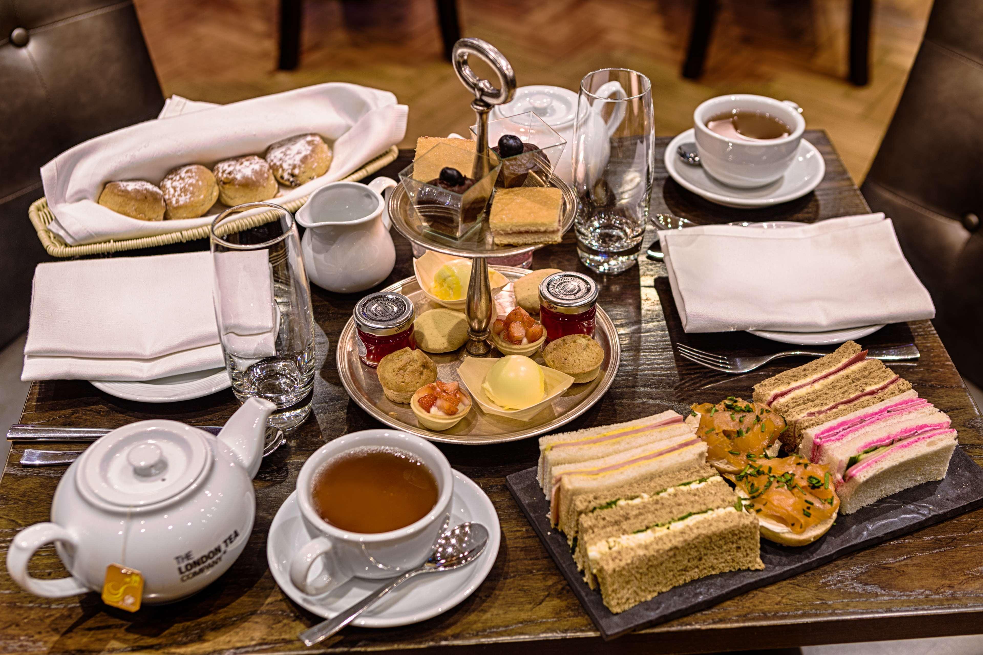 Courthouse Hotel Лондон Екстер'єр фото Afternoon tea at the Ritz