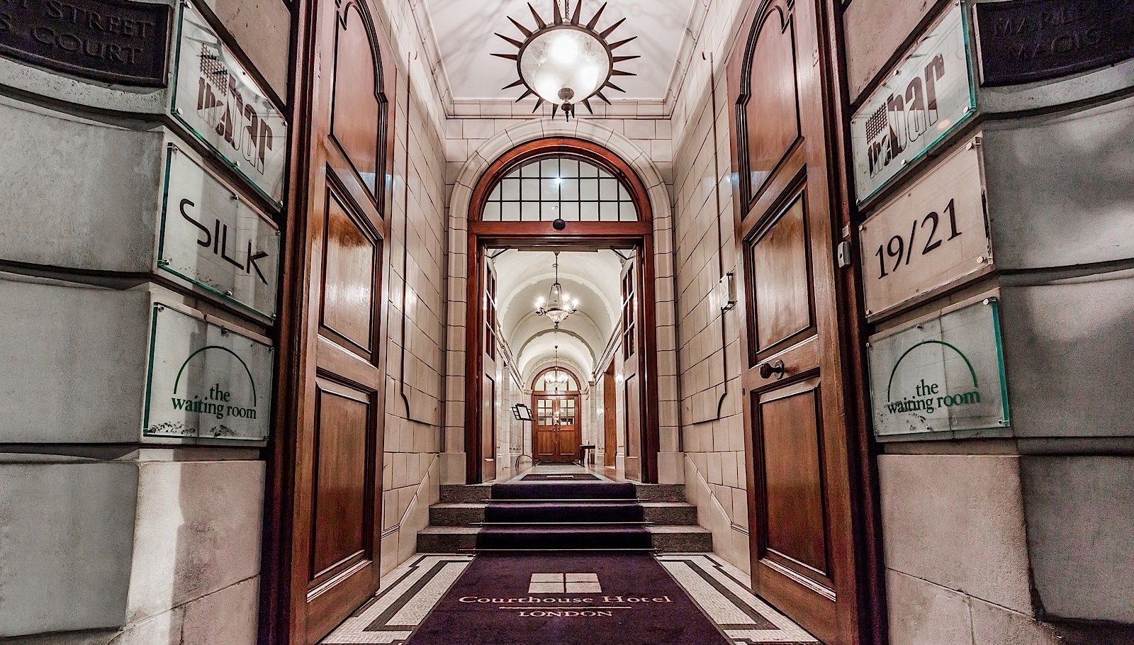 Courthouse Hotel Лондон Екстер'єр фото Entrance to the hotel